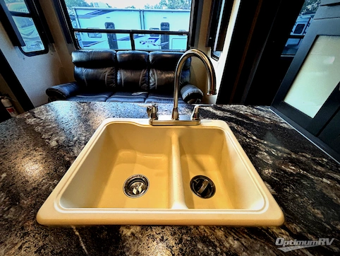 2018 Keystone Carbon 35 RV Photo 4