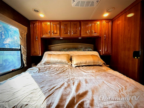 2018 Thor Miramar 35.2 RV Photo 4