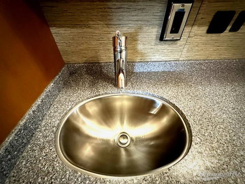 2018 Newmar Bay Star 3532 RV Photo 3