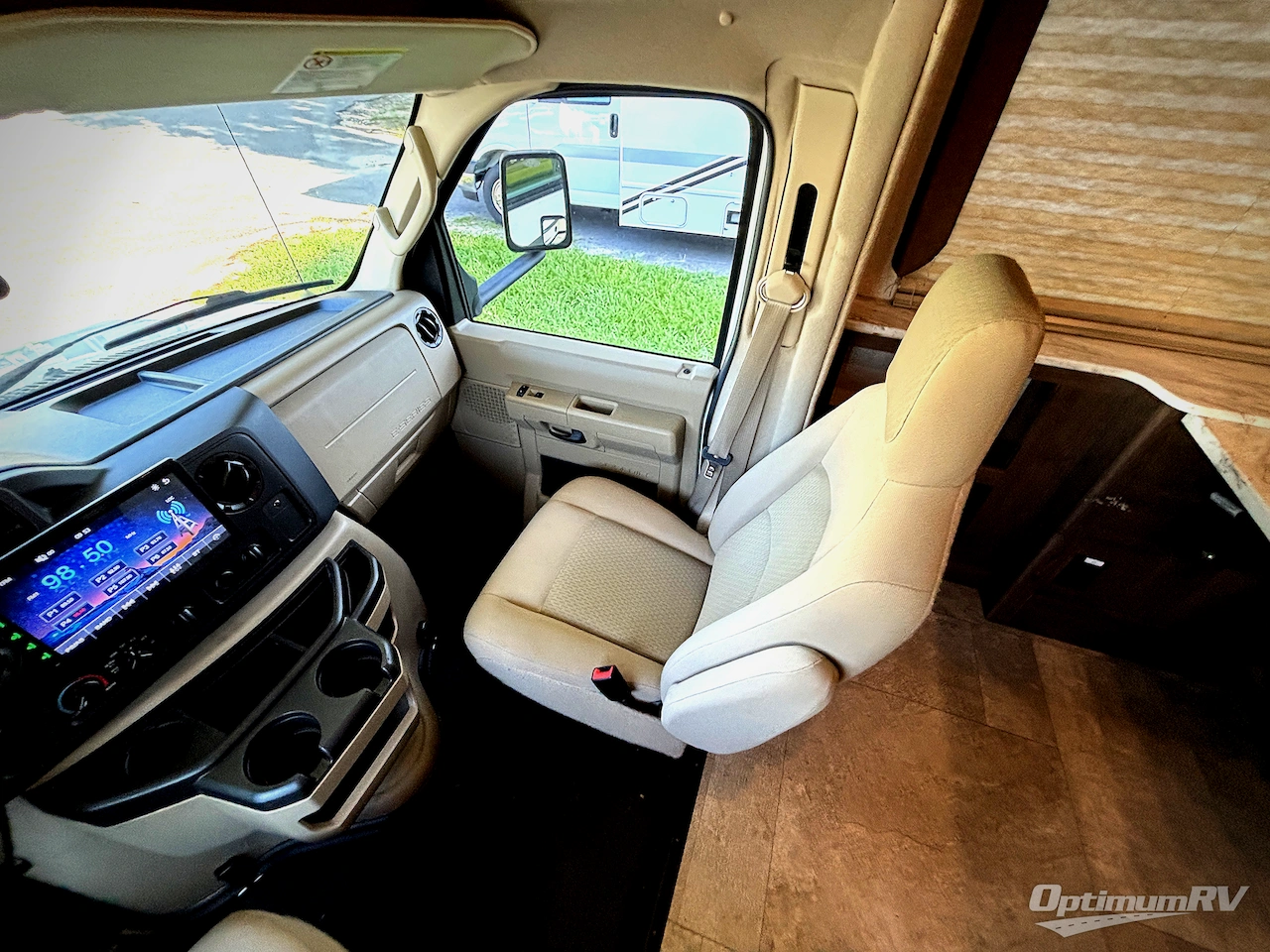 2019 Coachmen Freelander 32FS Ford 450 Photo 9