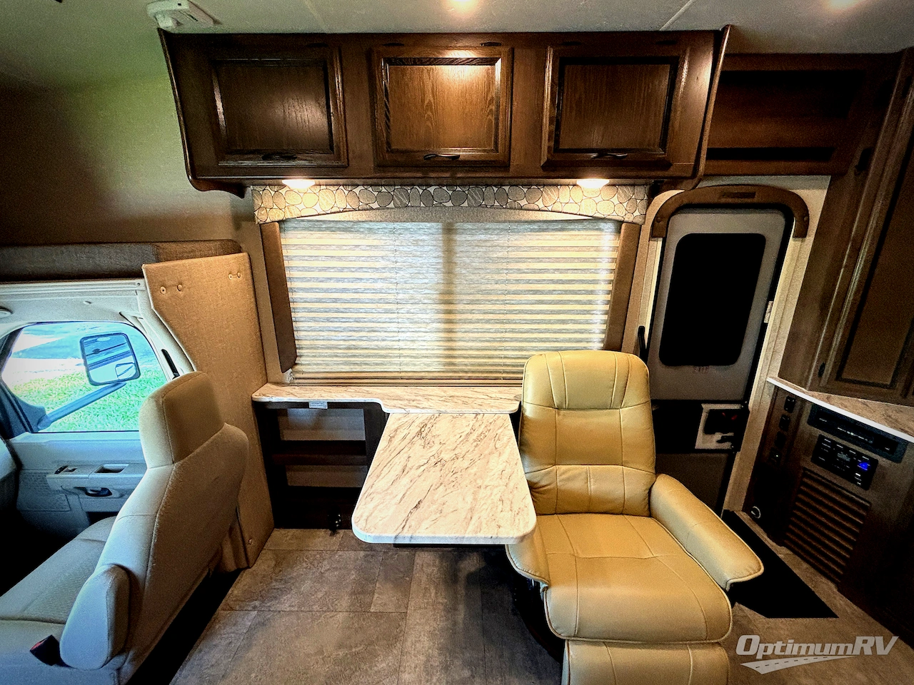 2019 Coachmen Freelander 32FS Ford 450 Photo 12