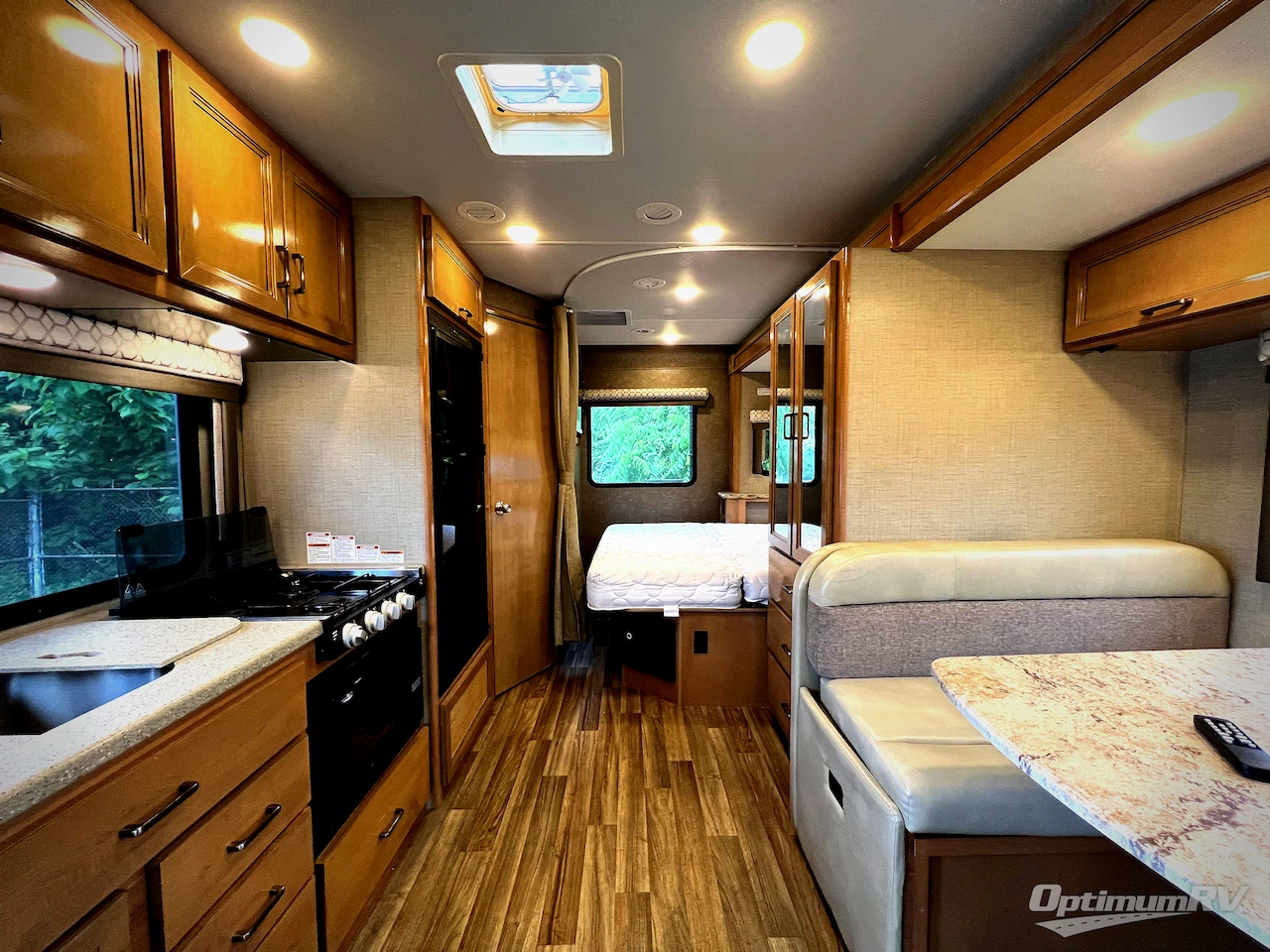 2019 Thor Quantum Sprinter KM24 Photo 2