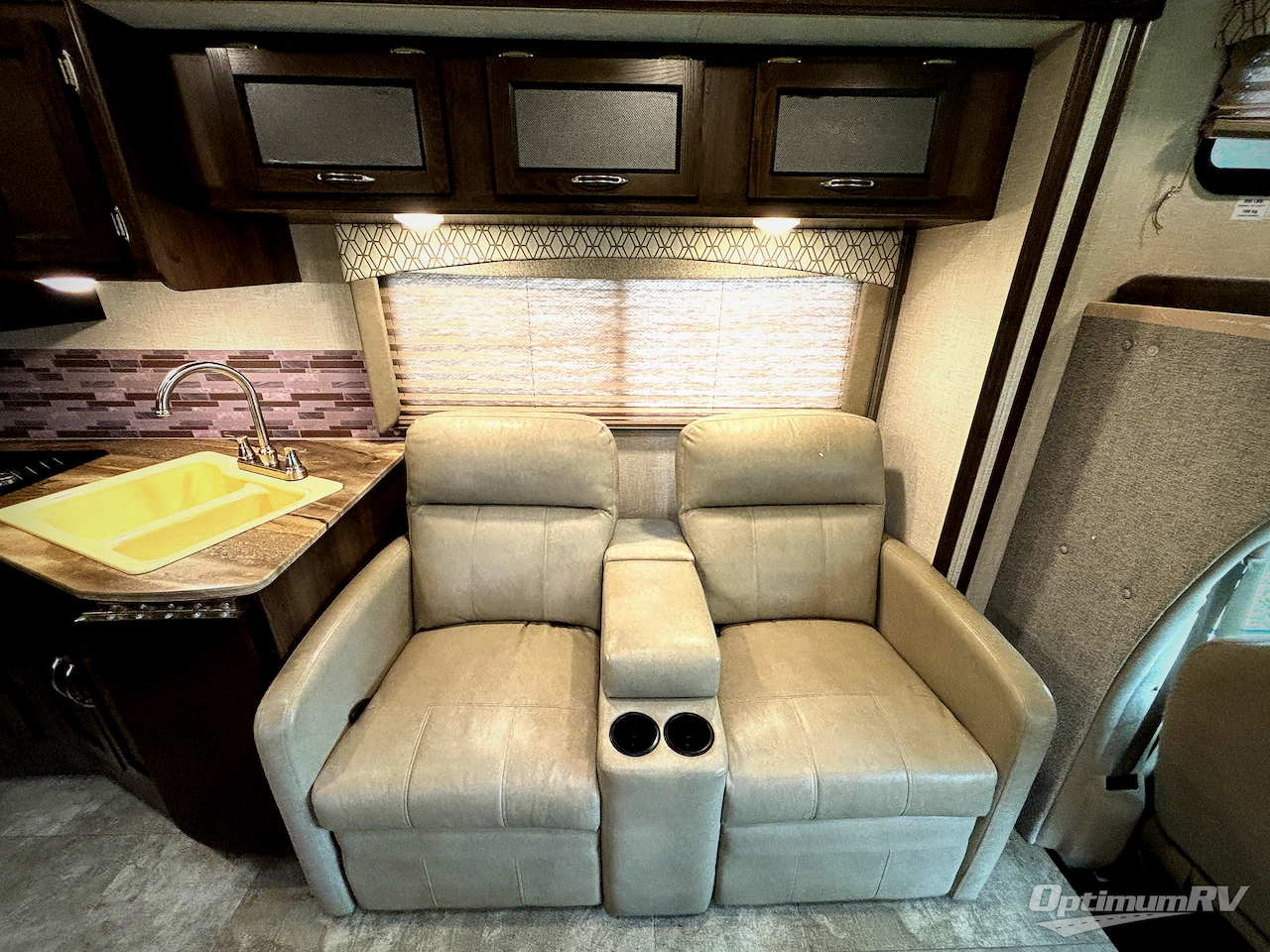 2019 Coachmen Freelander 32DS Ford 450 Photo 12
