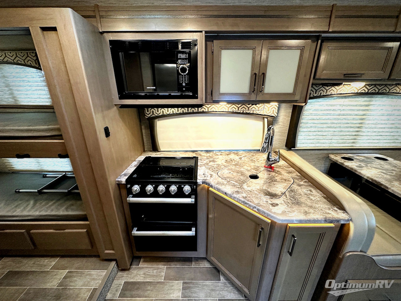 2021 Thor Chateau 31EV Photo 12