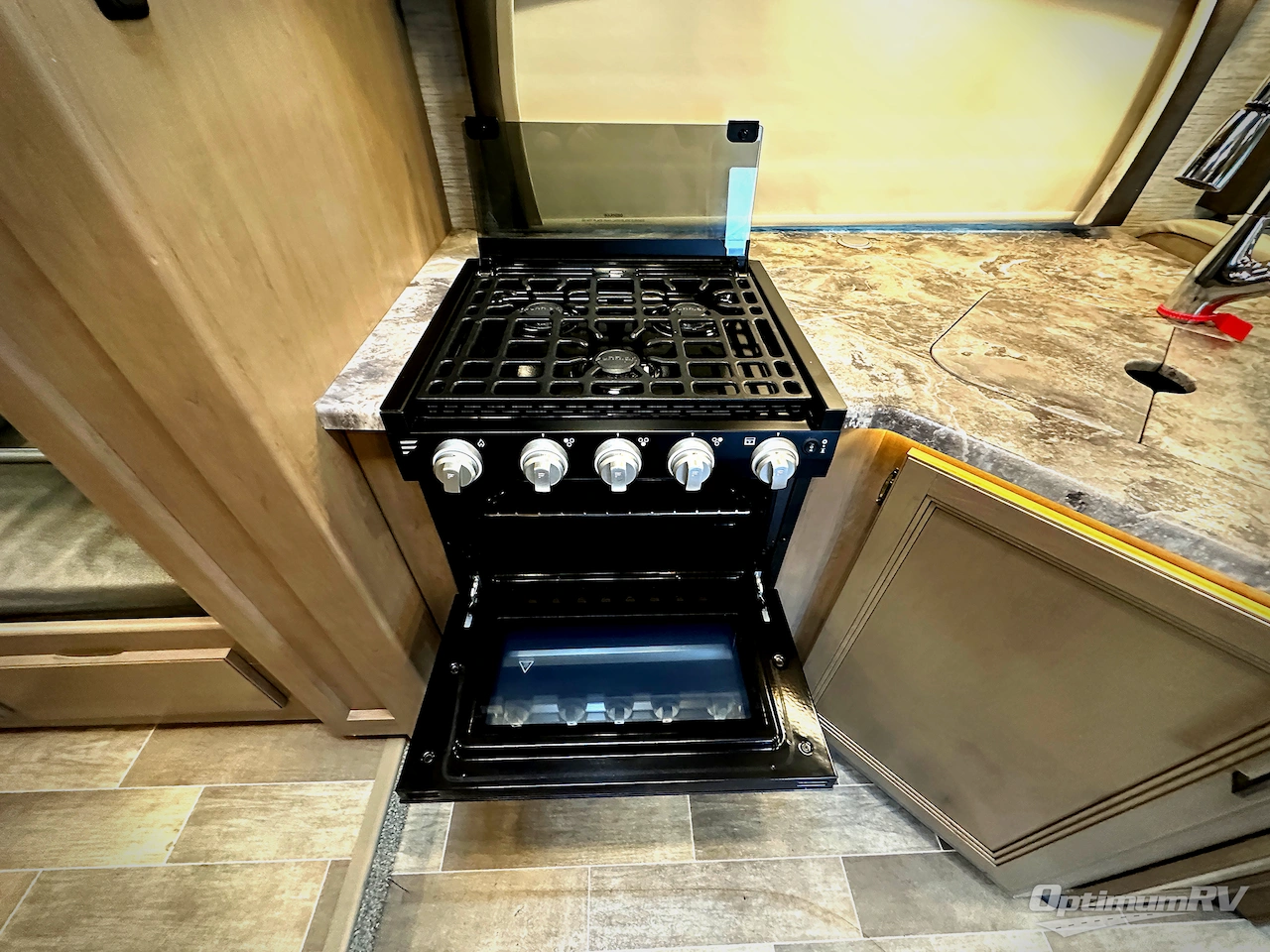 2021 Thor Chateau 31EV Photo 14