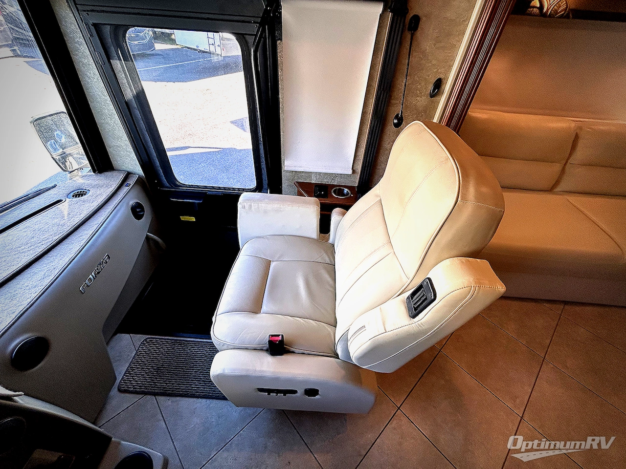 2015 Winnebago Forza 36G Photo 7
