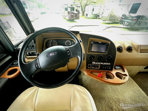 2013 Itasca Suncruiser 35P RV Photo 2