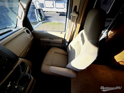 2015 Winnebago Minnie Winnie 322R RV Photo 3