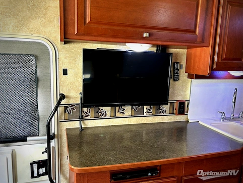2015 Winnebago Vista 31KE RV Photo 3