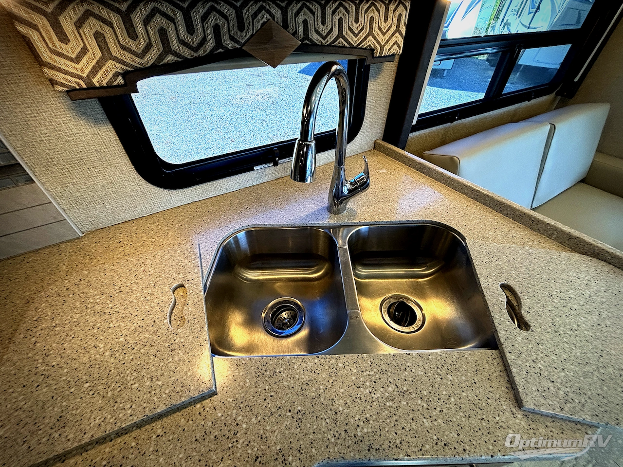 2019 Thor Hurricane 29M Photo 12