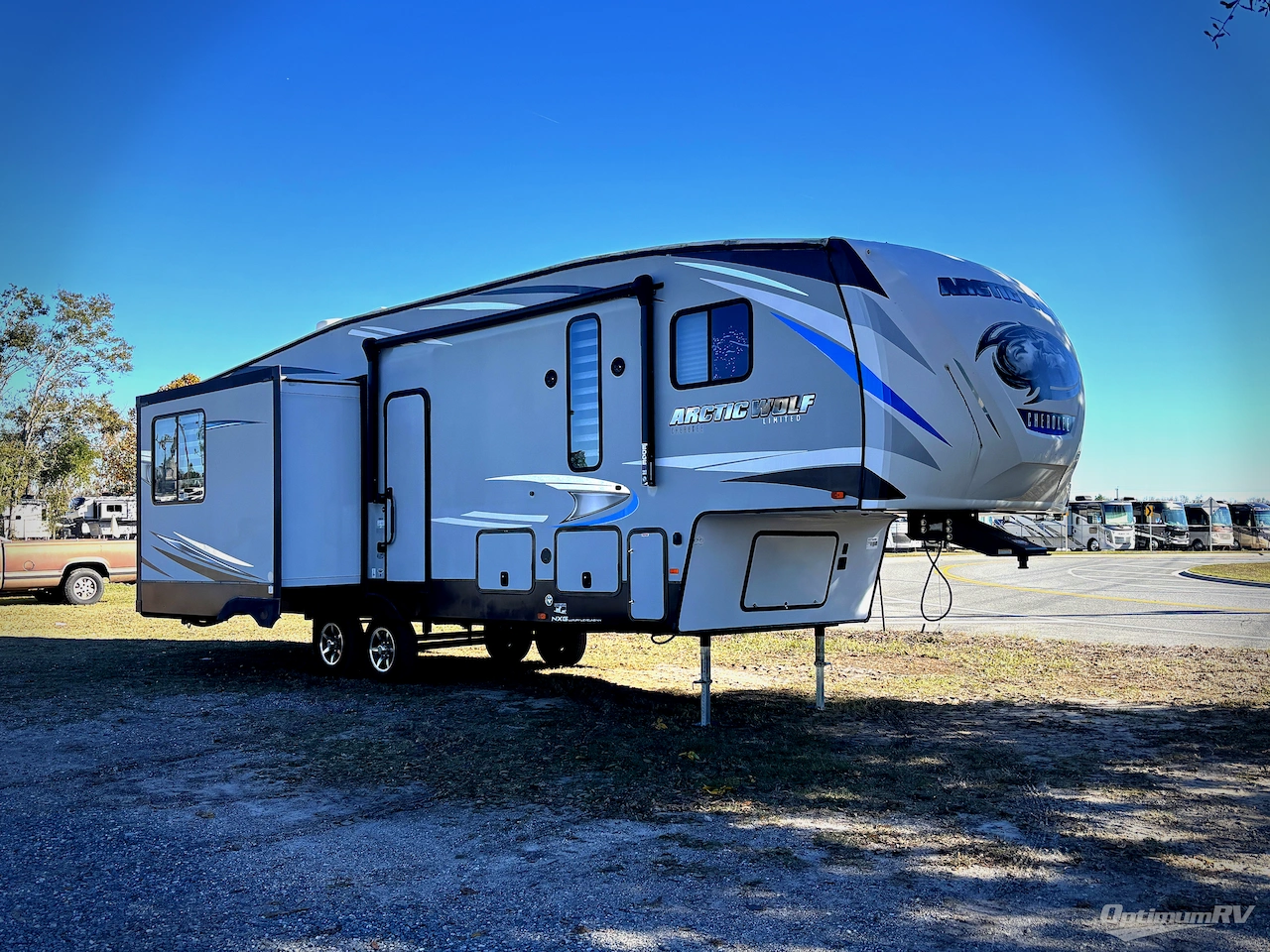 2021 Forest River Cherokee Arctic Wolf 298LB Photo 1