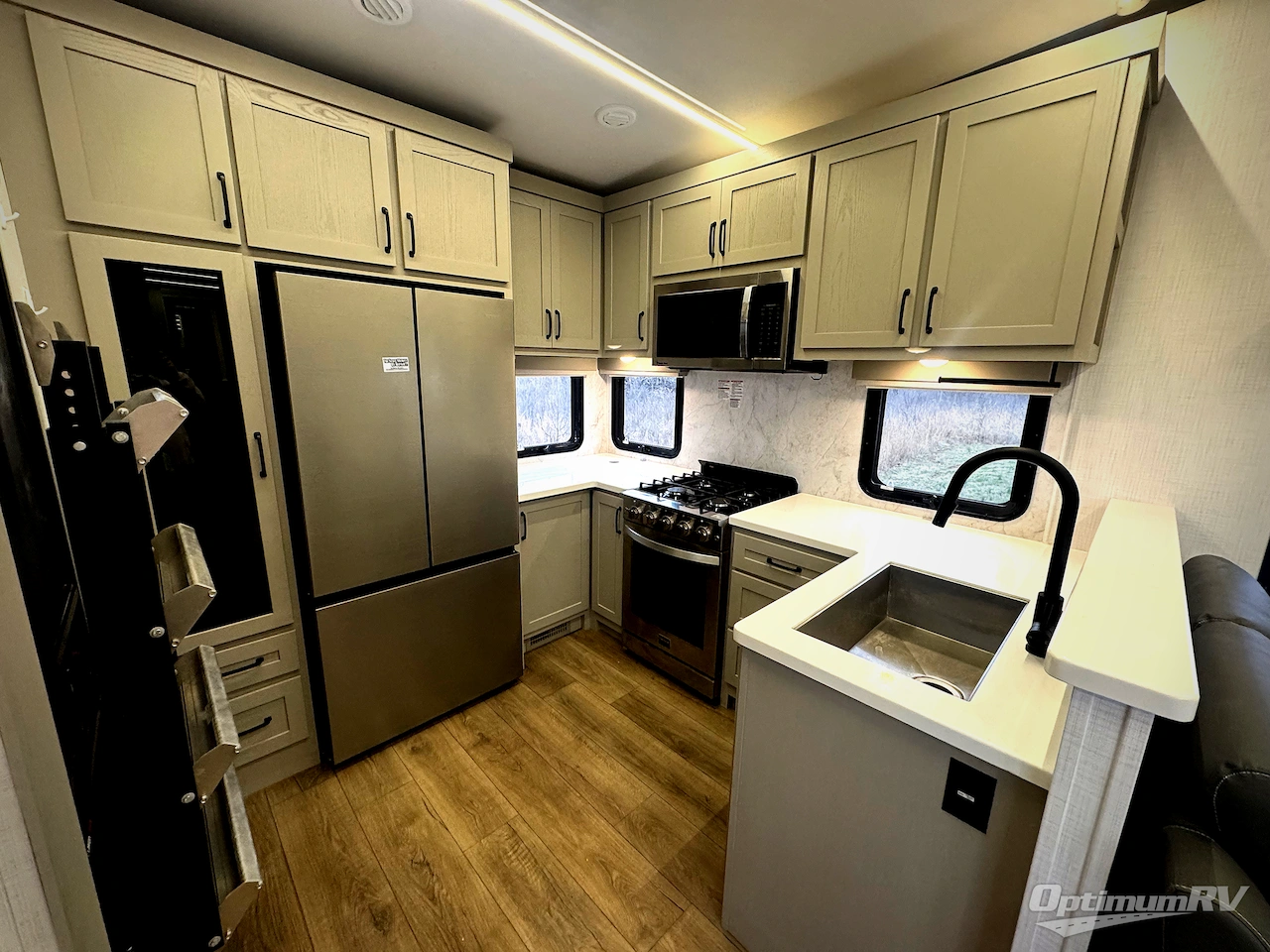 2025 Palomino Columbus 384RKH Photo 7