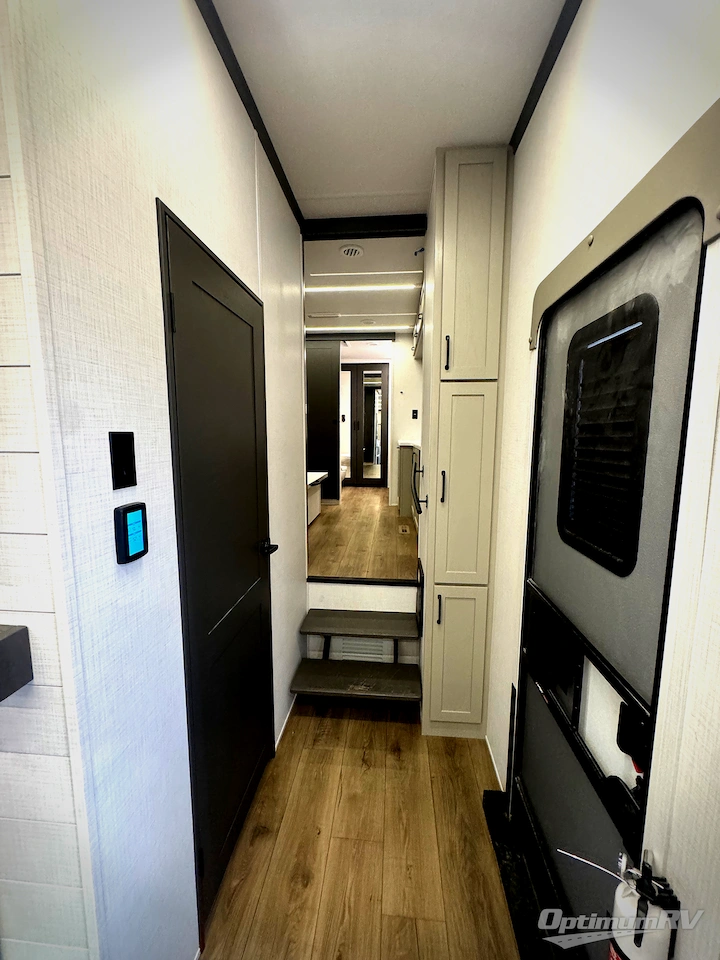 2025 Palomino Columbus 384RKH Photo 10