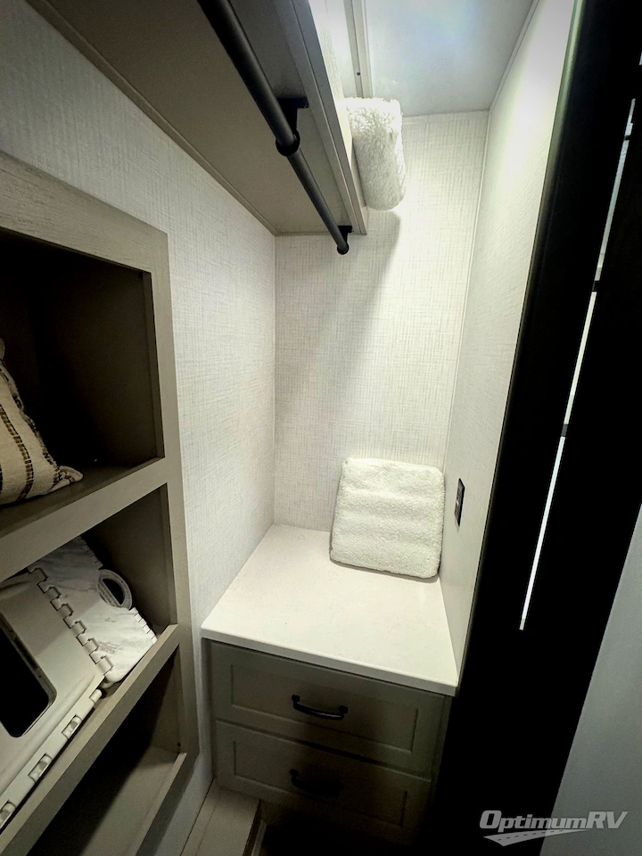 2025 Palomino Columbus 384RKH Photo 21