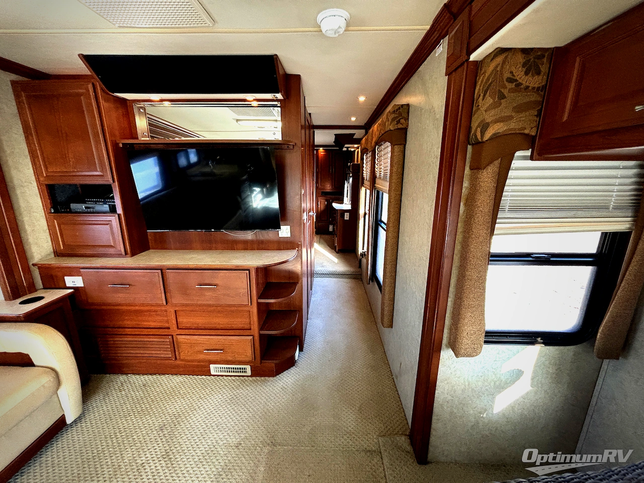 2008 Fleetwood Discovery 40X Photo 8