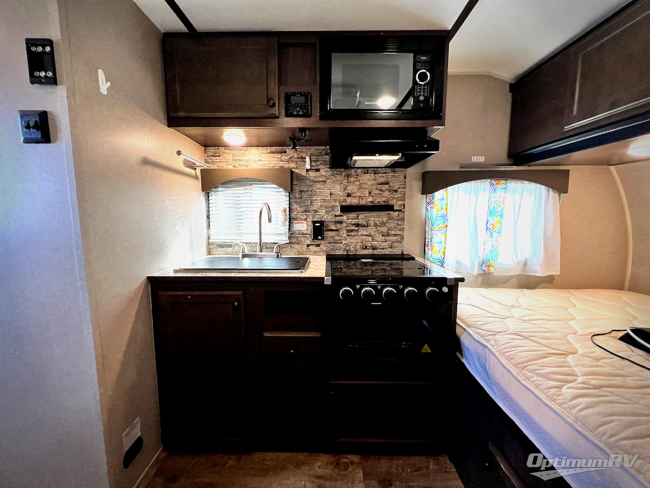 2022 Sunset Park Sun-Lite Classic 16BH Photo 6