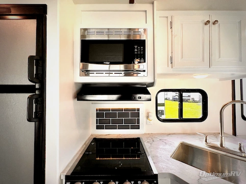 2019 Keystone Hideout 26RLS RV Photo 4