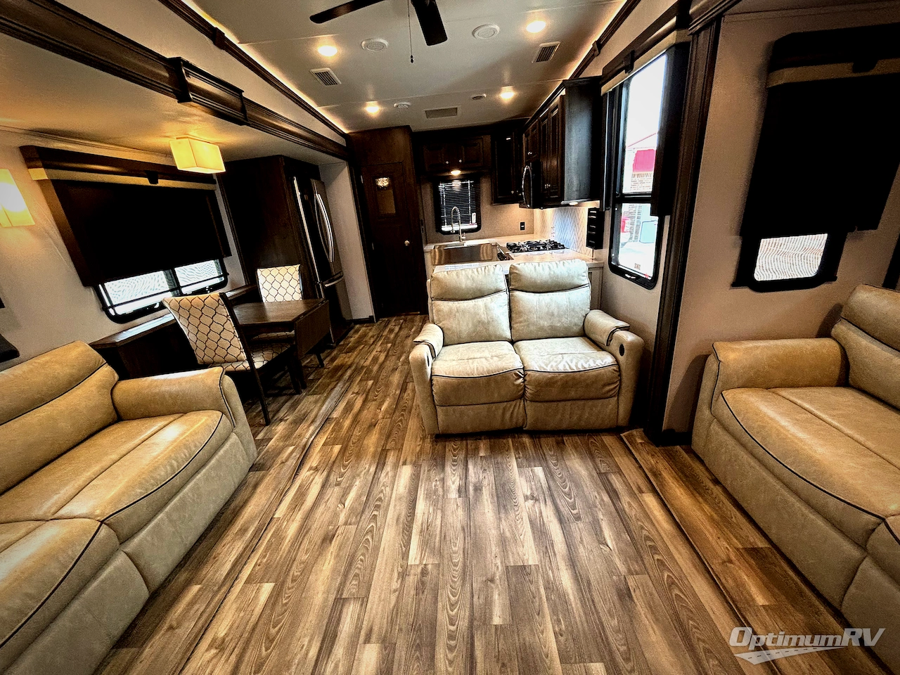 2021 Forest River Cardinal Luxury 390FBX Photo 4