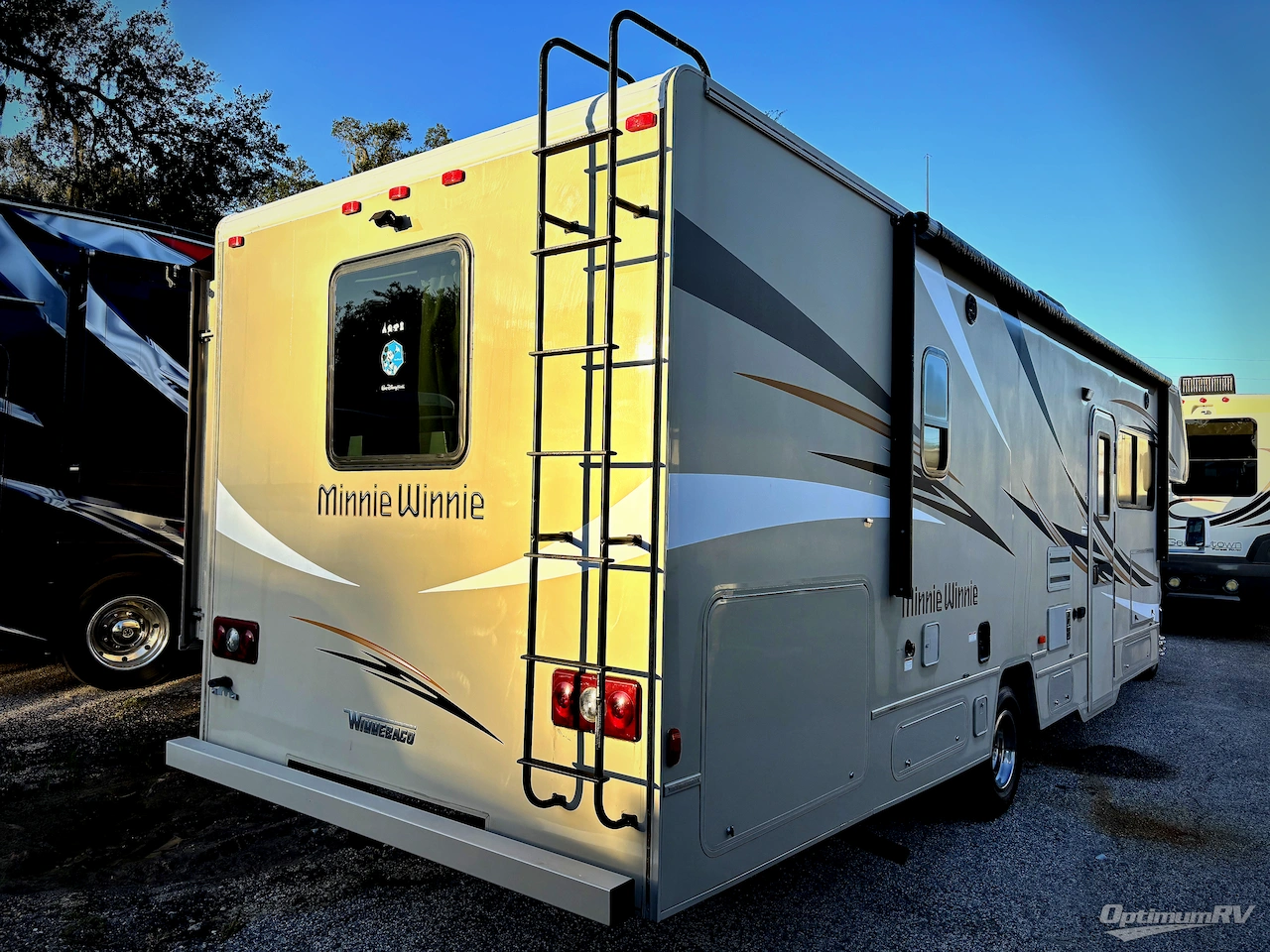 2017 Winnebago Minnie Winnie 31G Photo 2