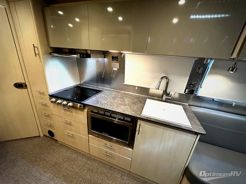 2022 Airstream Flying Cloud 30FB Bunk RV Photo 2