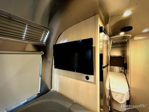 2022 Airstream Flying Cloud 30FB Bunk RV Photo 3