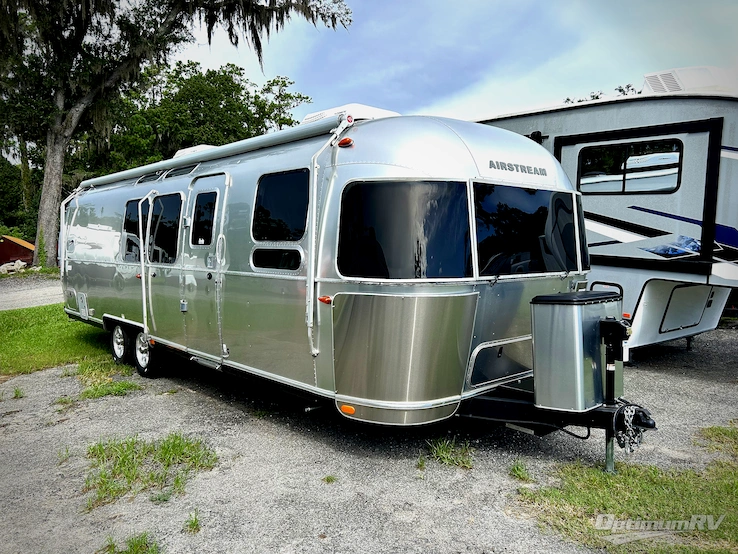 2022 Airstream Flying Cloud 30FB Bunk RV Photo 1