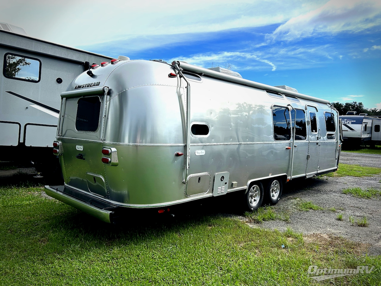 2022 Airstream Flying Cloud 30FB Bunk Photo 2
