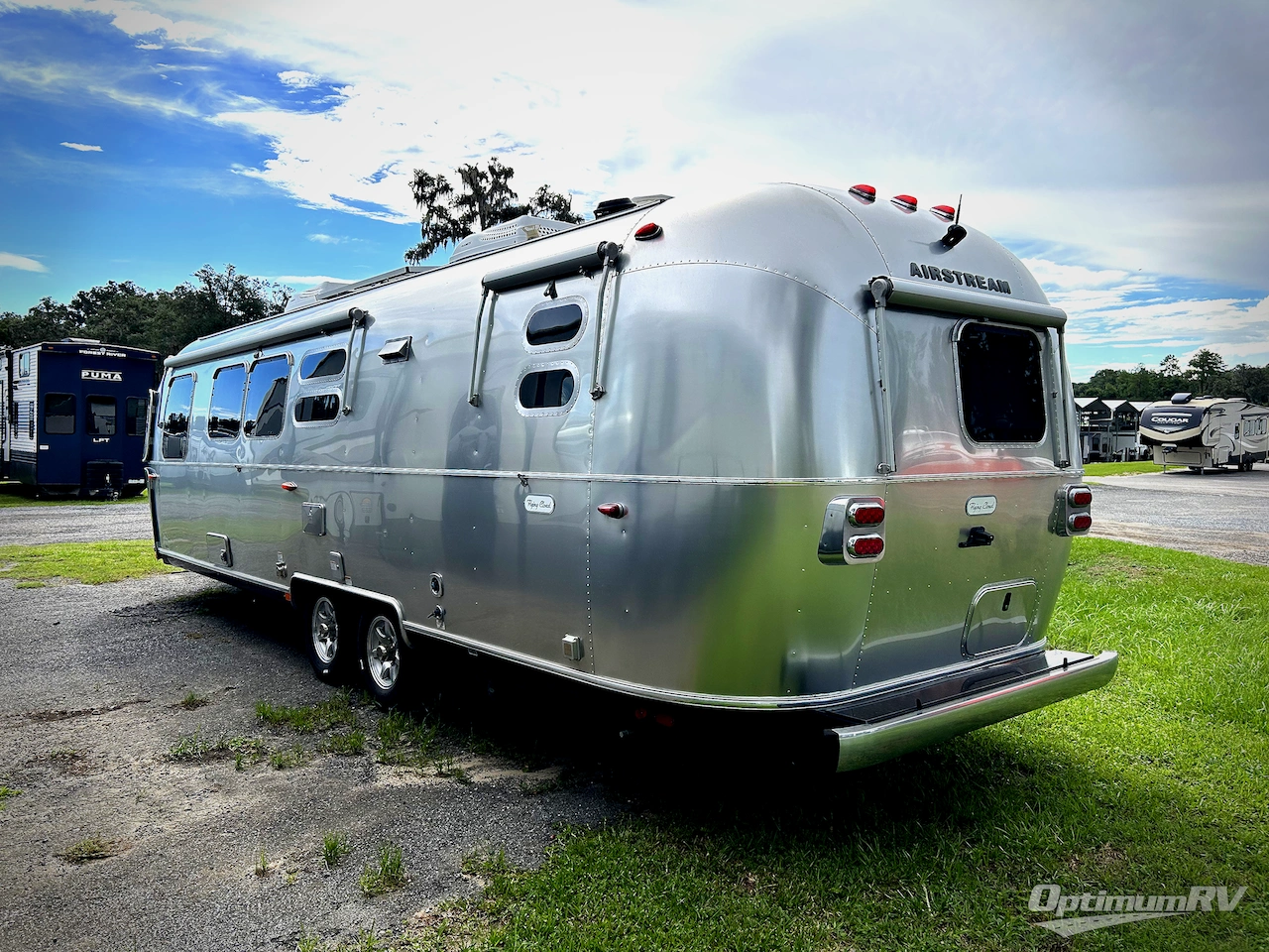 2022 Airstream Flying Cloud 30FB Bunk Photo 3