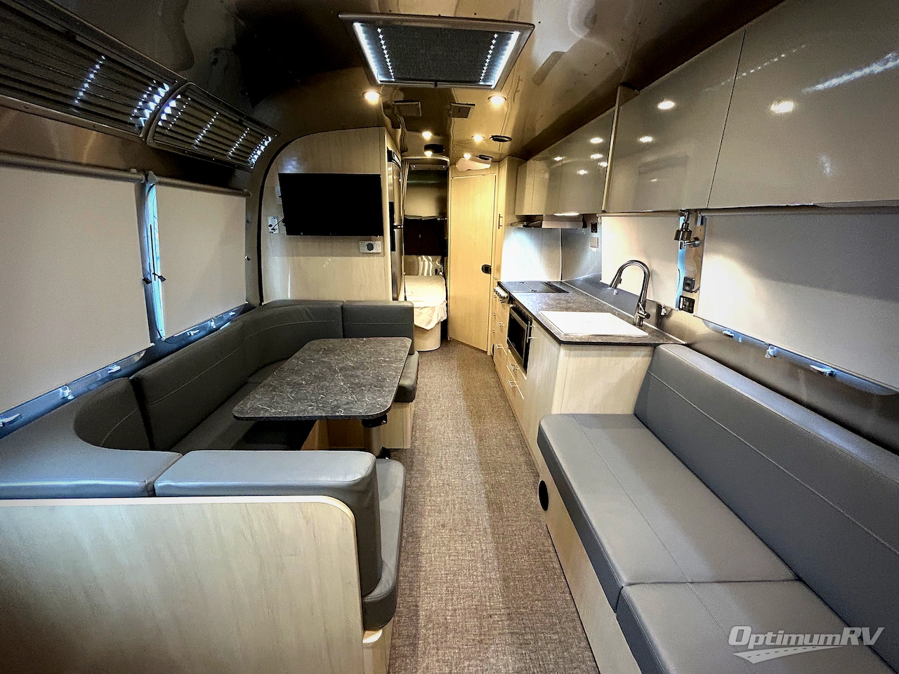 2022 Airstream Flying Cloud 30FB Bunk Photo 4