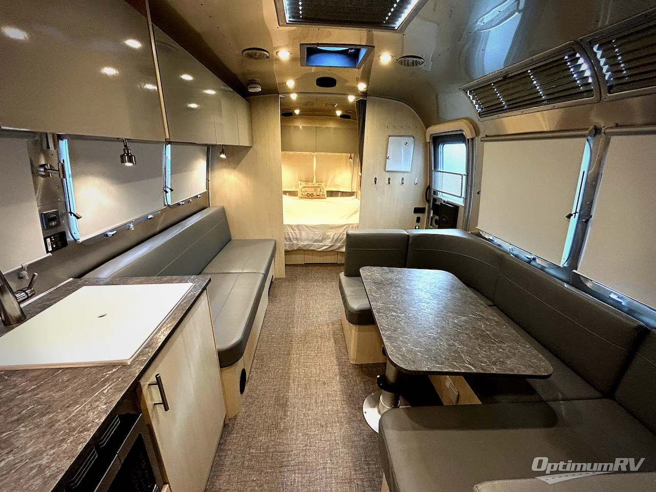 2022 Airstream Flying Cloud 30FB Bunk Photo 5