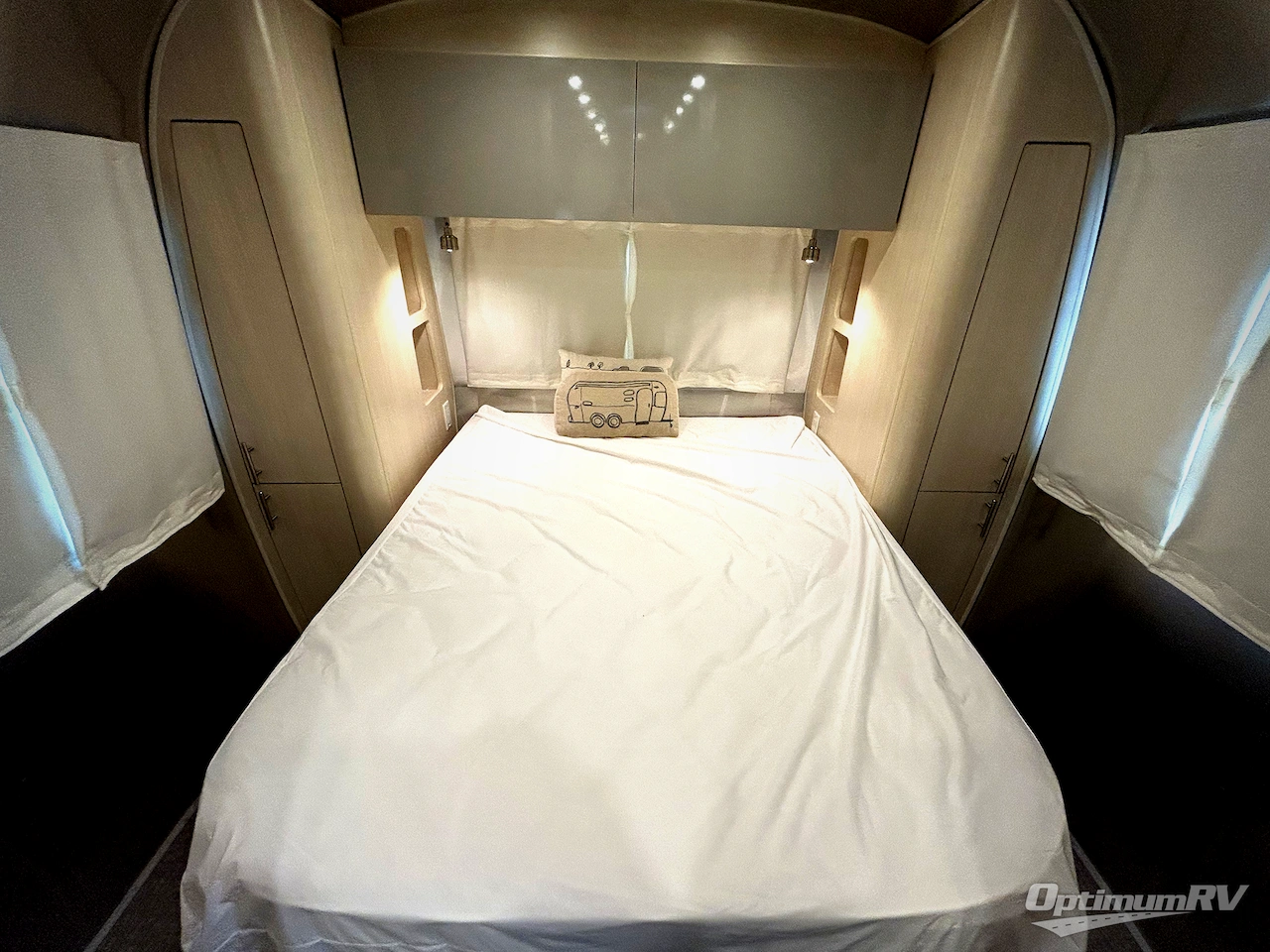 2022 Airstream Flying Cloud 30FB Bunk Photo 7