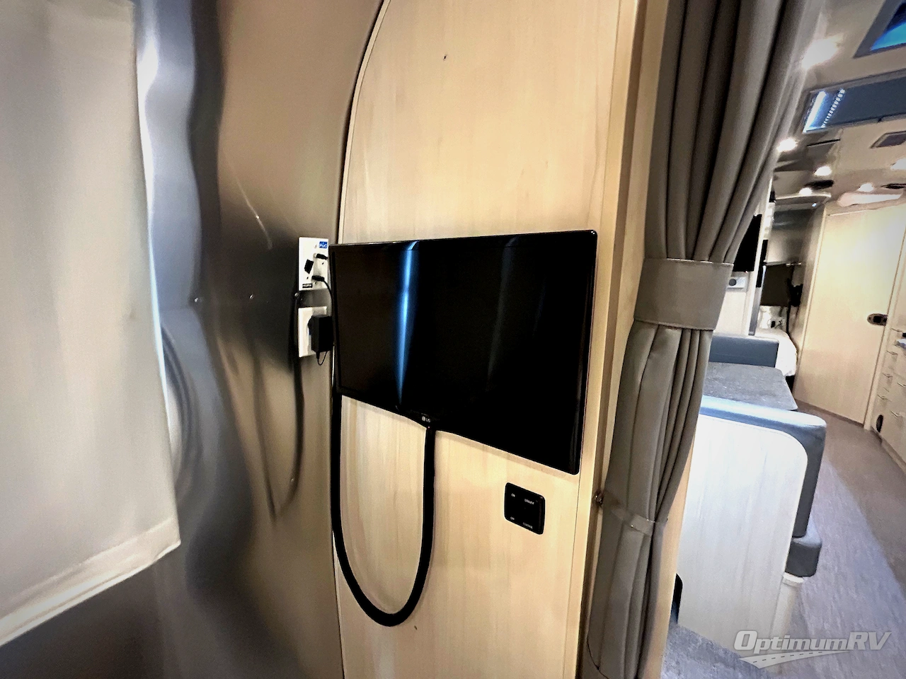 2022 Airstream Flying Cloud 30FB Bunk Photo 8