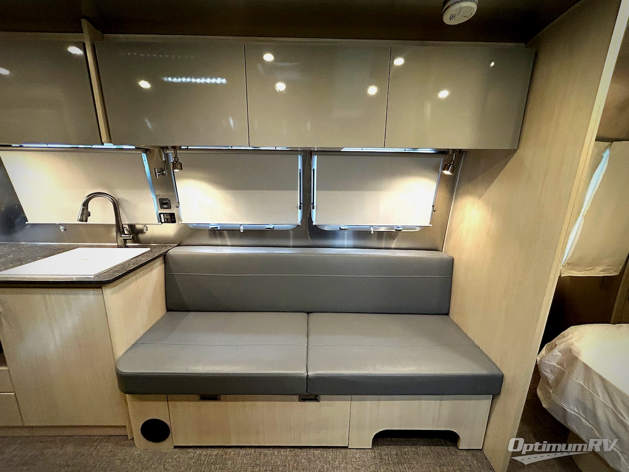 2022 Airstream Flying Cloud 30FB Bunk Photo 9