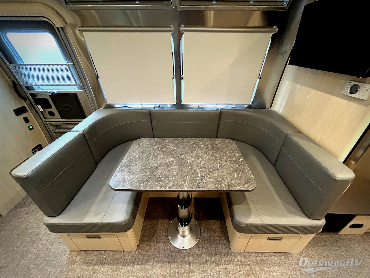 2022 Airstream Flying Cloud 30FB Bunk Photo 10