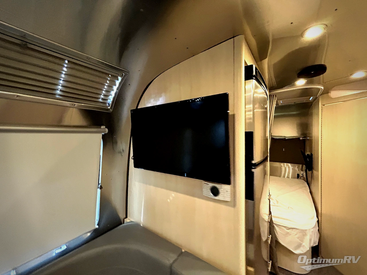 2022 Airstream Flying Cloud 30FB Bunk Photo 11