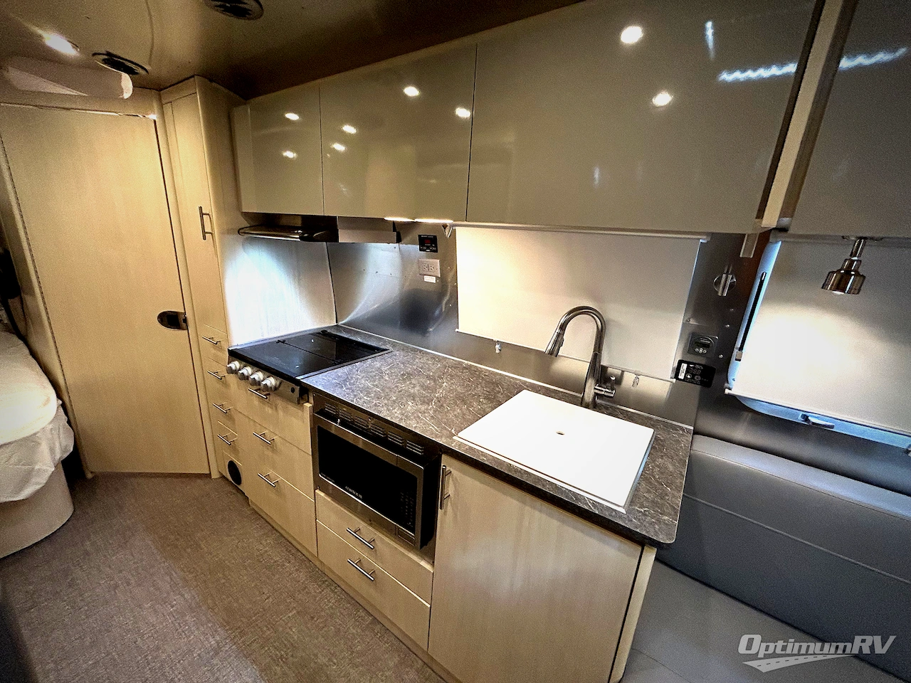 2022 Airstream Flying Cloud 30FB Bunk Photo 12