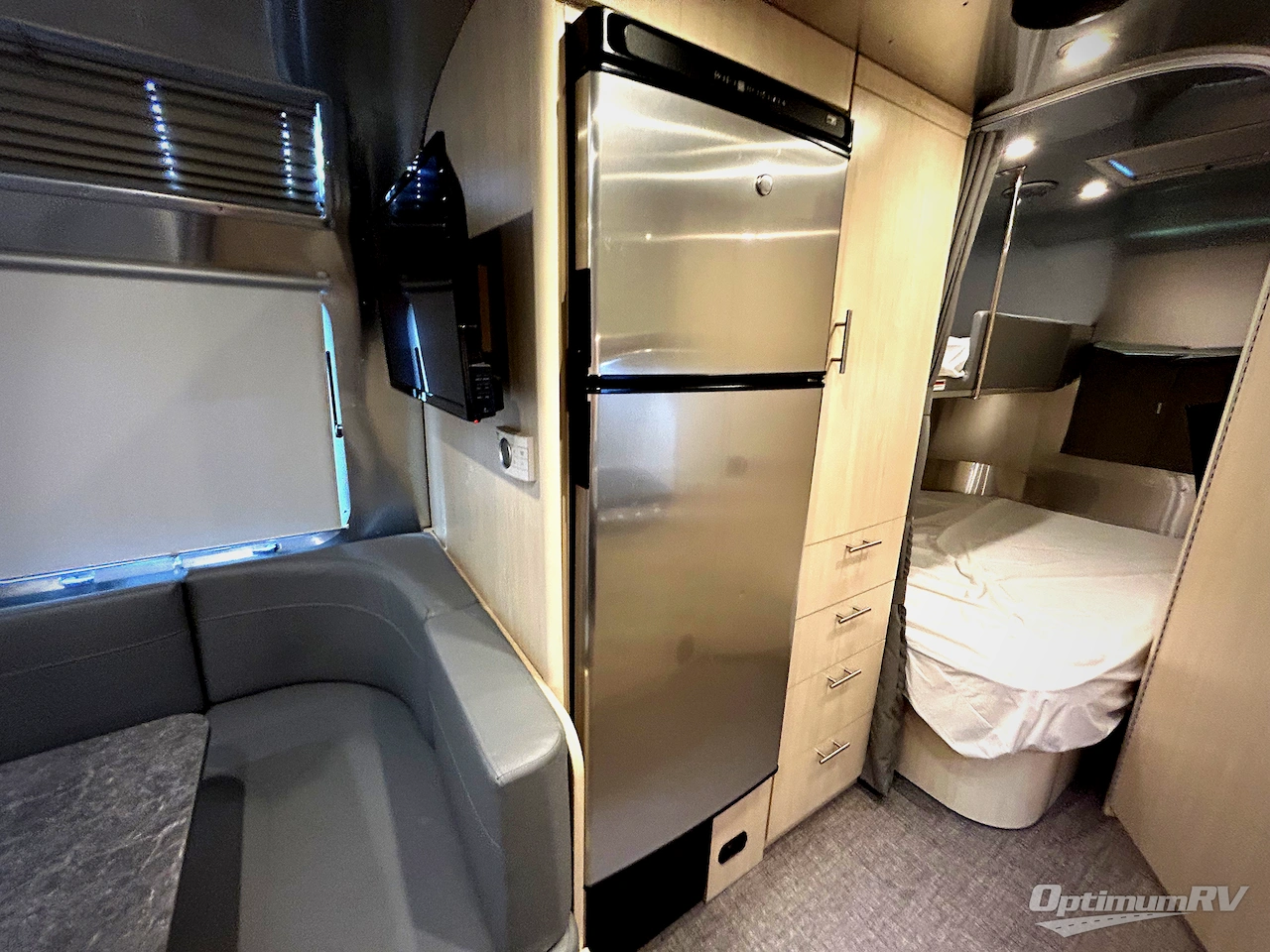 2022 Airstream Flying Cloud 30FB Bunk Photo 13