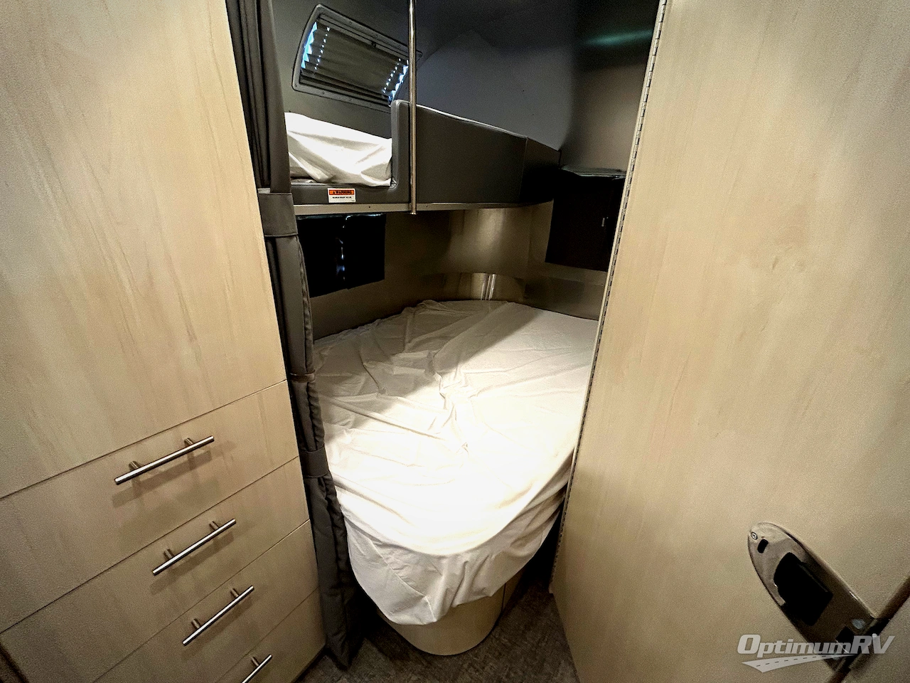 2022 Airstream Flying Cloud 30FB Bunk Photo 14