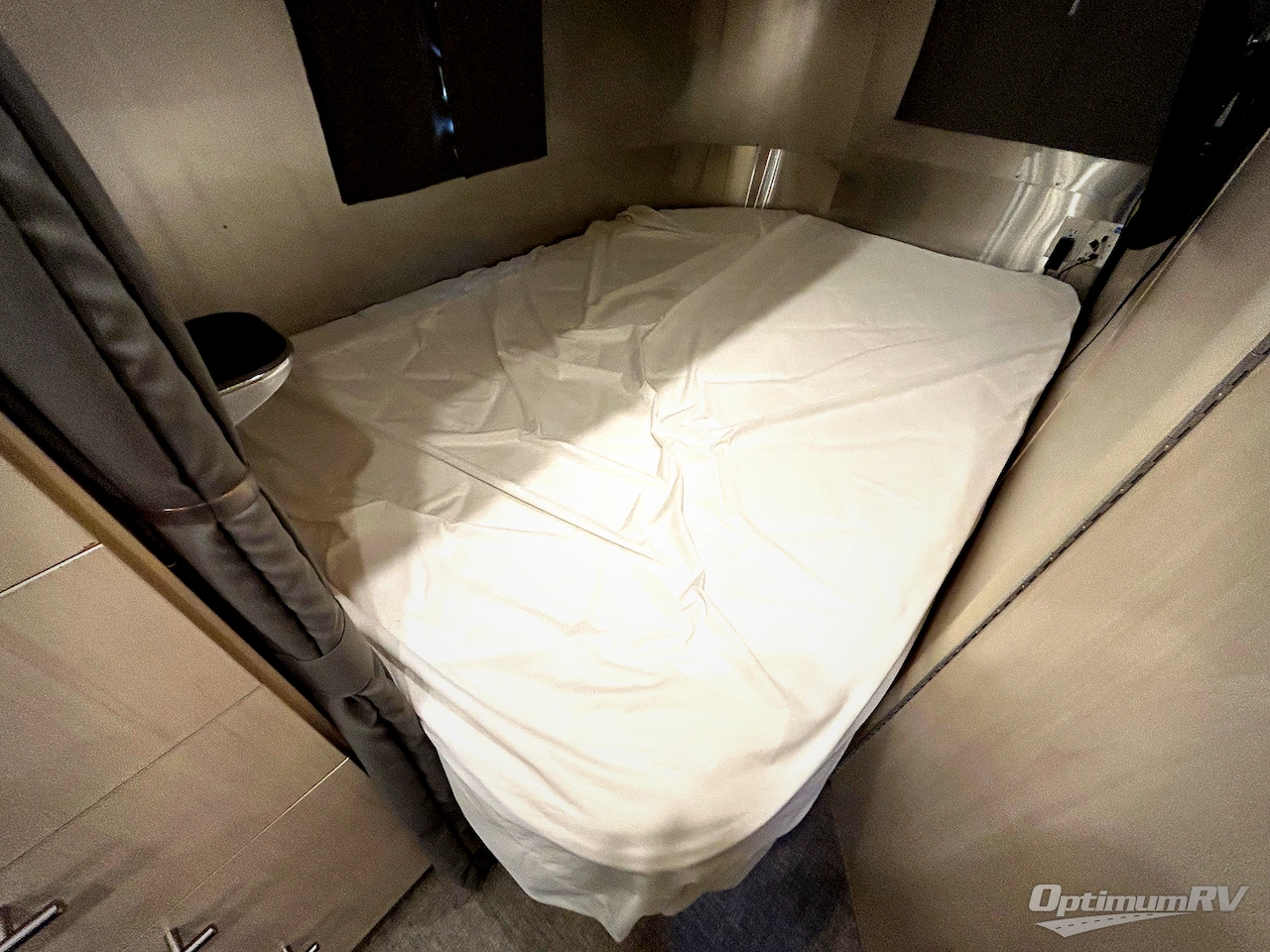 2022 Airstream Flying Cloud 30FB Bunk Photo 16