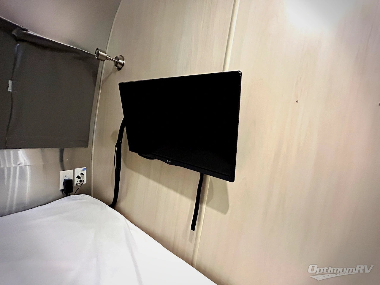 2022 Airstream Flying Cloud 30FB Bunk Photo 17