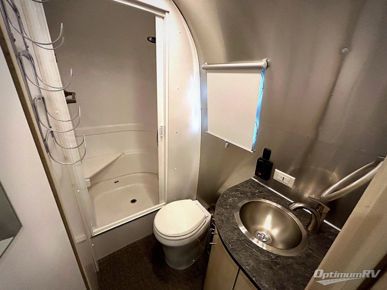 2022 Airstream Flying Cloud 30FB Bunk Photo 18