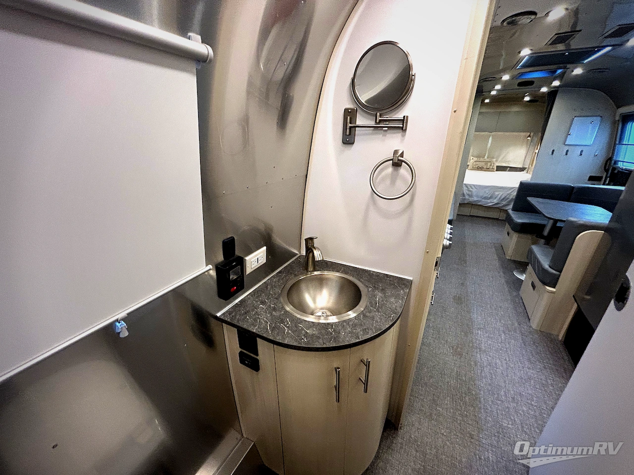 2022 Airstream Flying Cloud 30FB Bunk Photo 19