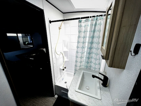 2021 Cruiser Radiance Ultra Lite 30DS RV Photo 4