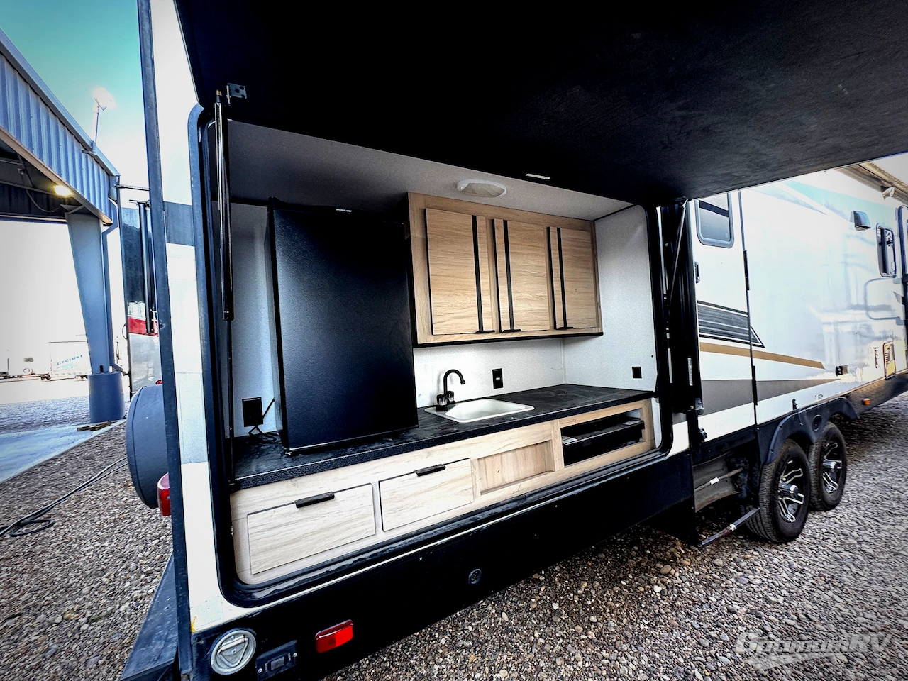 2021 Cruiser Radiance Ultra Lite 30DS Photo 2