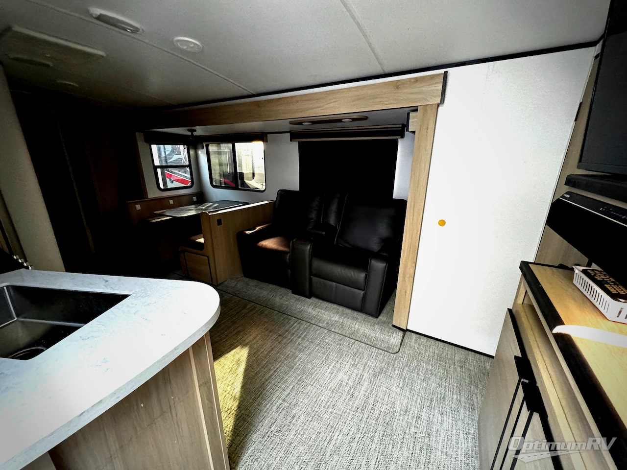 2021 Cruiser Radiance Ultra Lite 30DS Photo 3