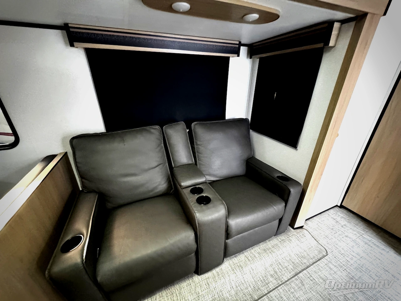 2021 Cruiser Radiance Ultra Lite 30DS Photo 10