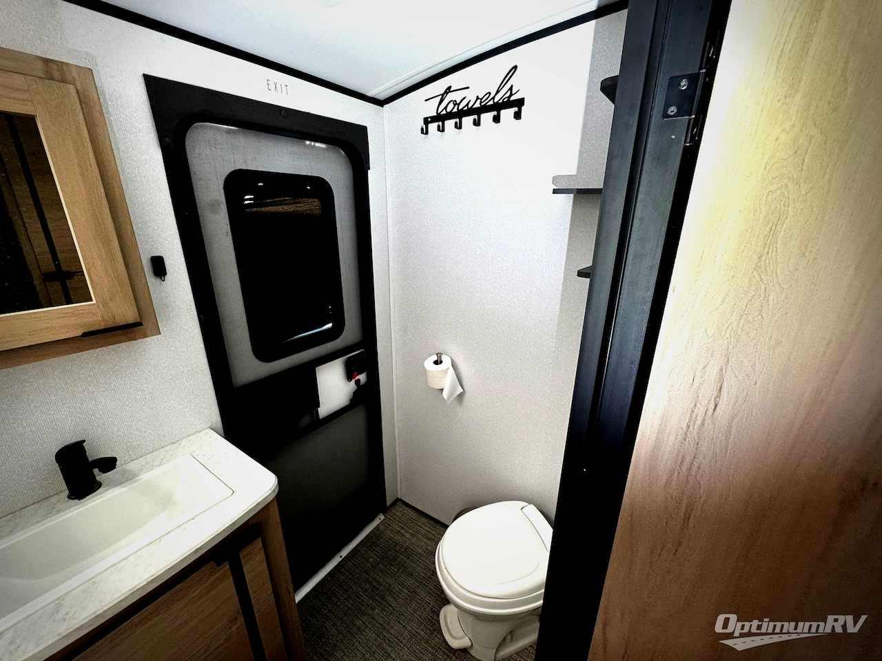 2021 Cruiser Radiance Ultra Lite 30DS Photo 12