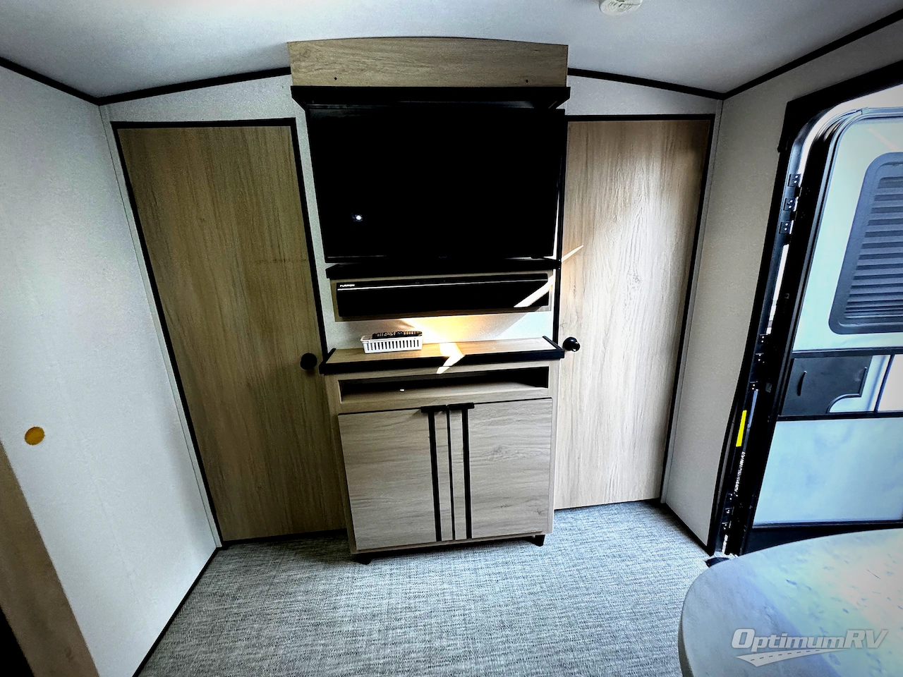 2021 Cruiser Radiance Ultra Lite 30DS Photo 4