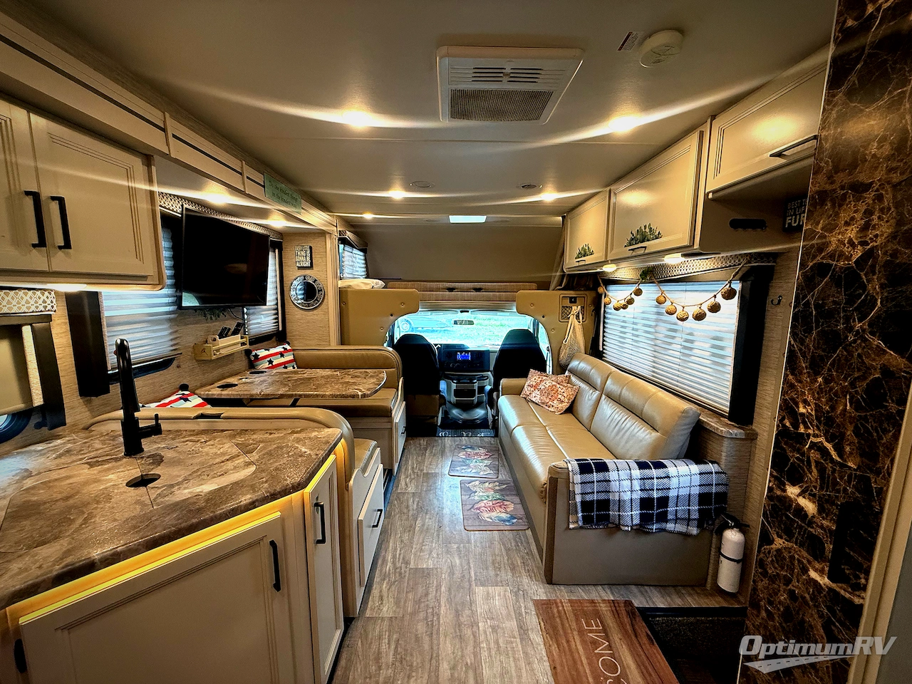 2023 Thor Chateau 31EV Photo 2
