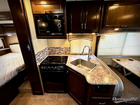 2018 Thor Chateau 26B RV Photo 2